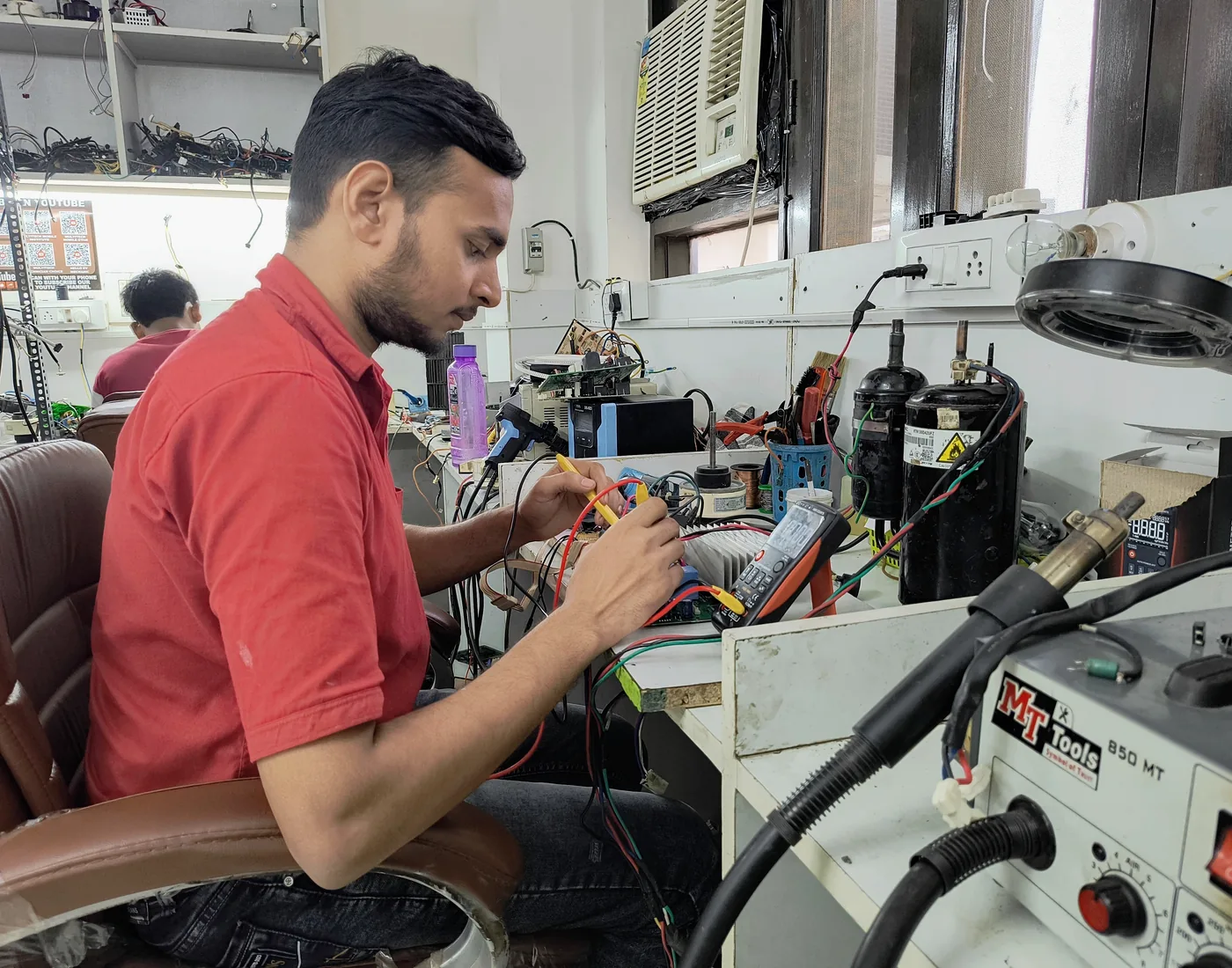 Técnico a reparar componentes eletrónicos